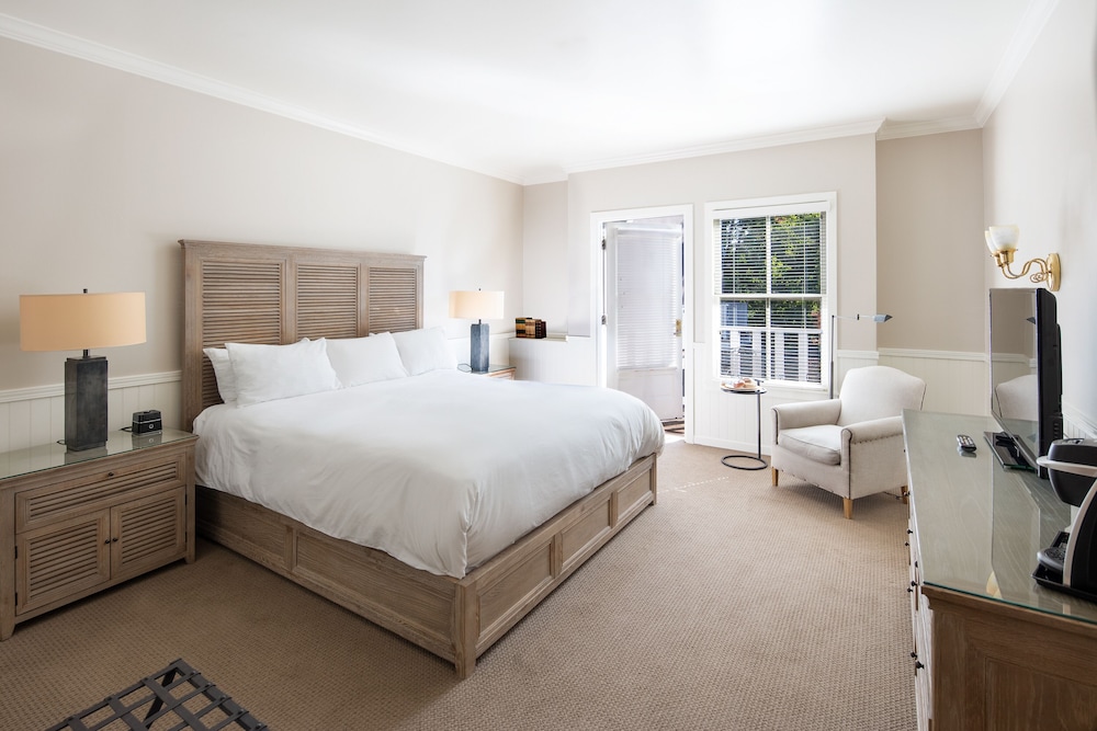 CARRIAGE HOUSE, KING BED