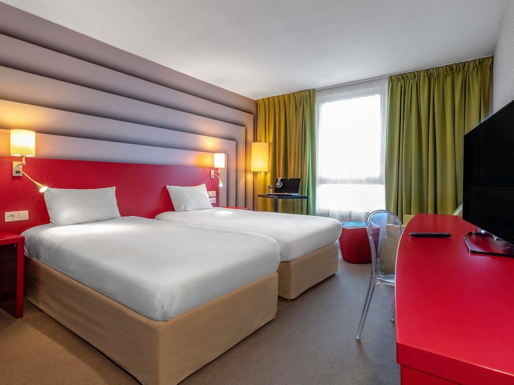 STANDARD, TWIN BEDS, SOFA