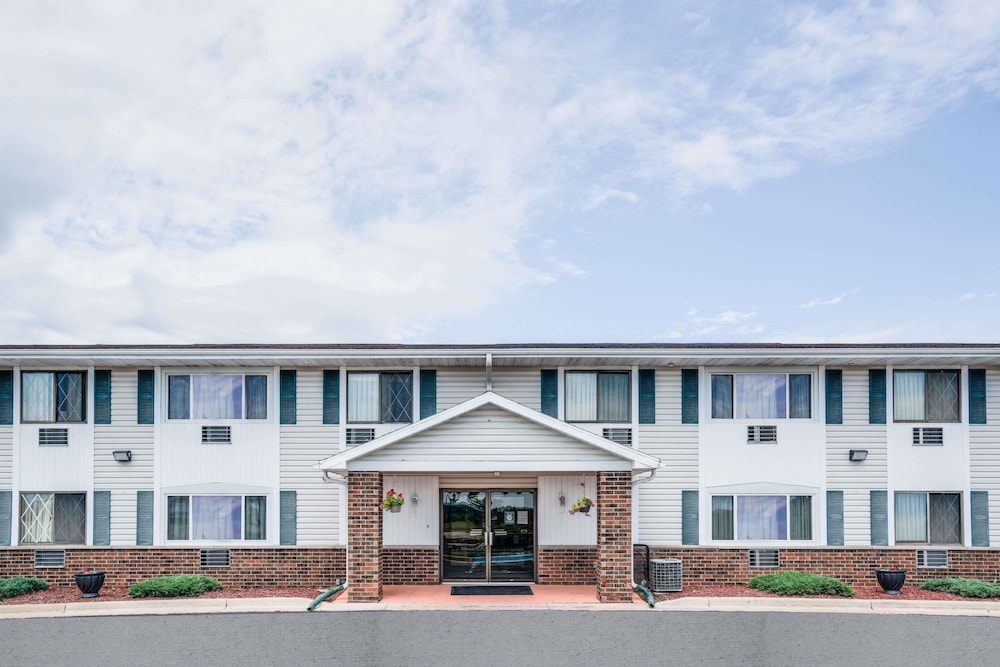 Super 8 By Wyndham Tomah Wisconsin 1/20