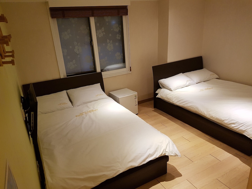 Moon Sun Guesthouse 10/25