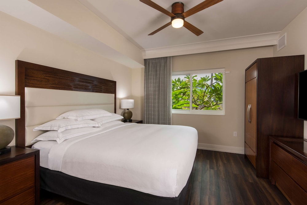 2 Bedrooms, Suite, King Bed, 1 King and 2 Double Beds, Resort View, Sofa