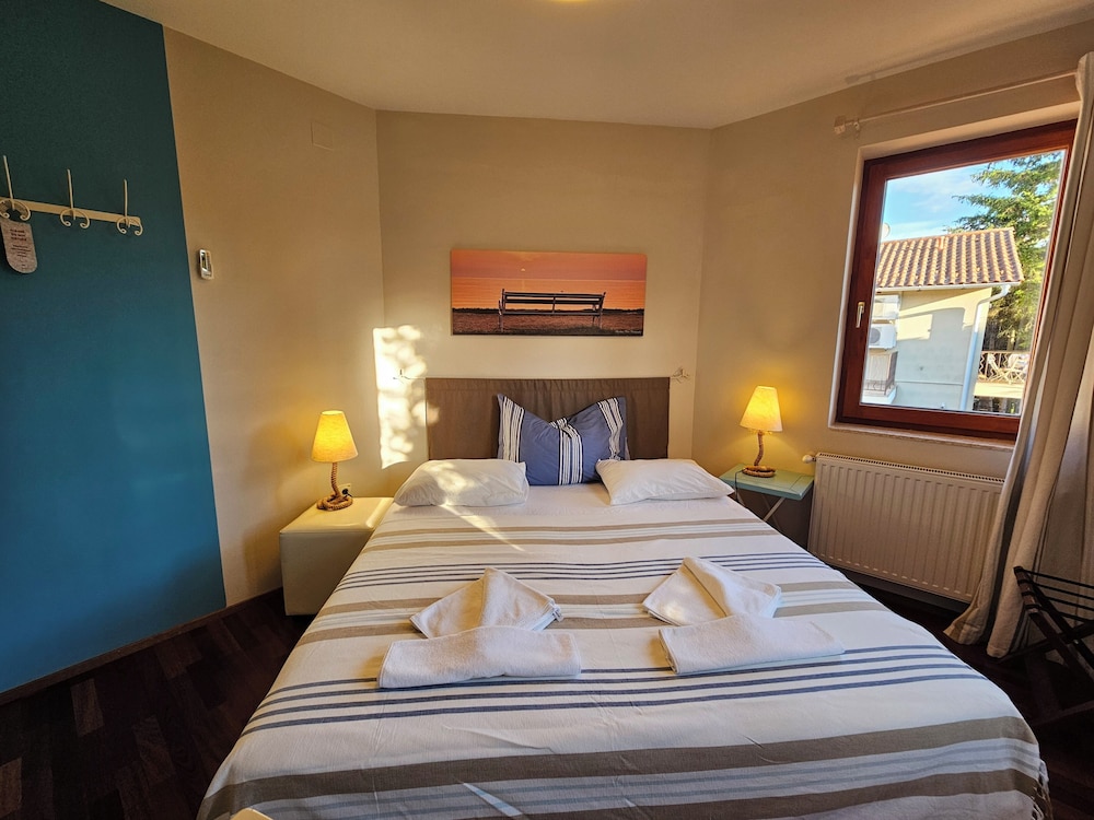 Small Double, Basic, Double Bed