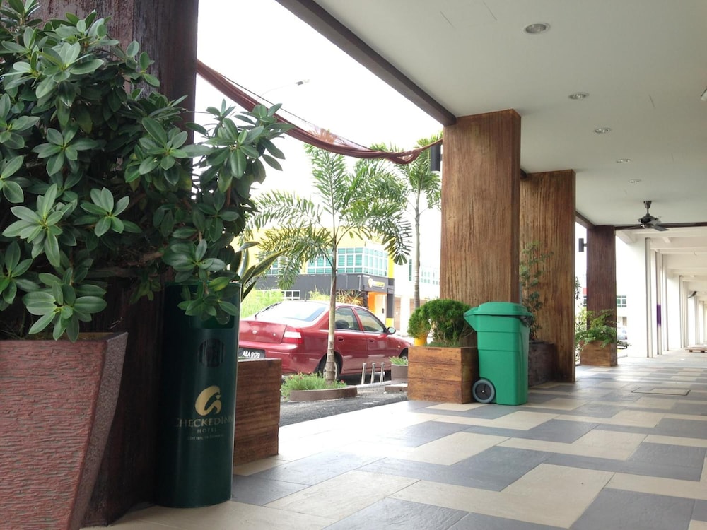 Capital O 90714 Hotel Checkedinn 6/38