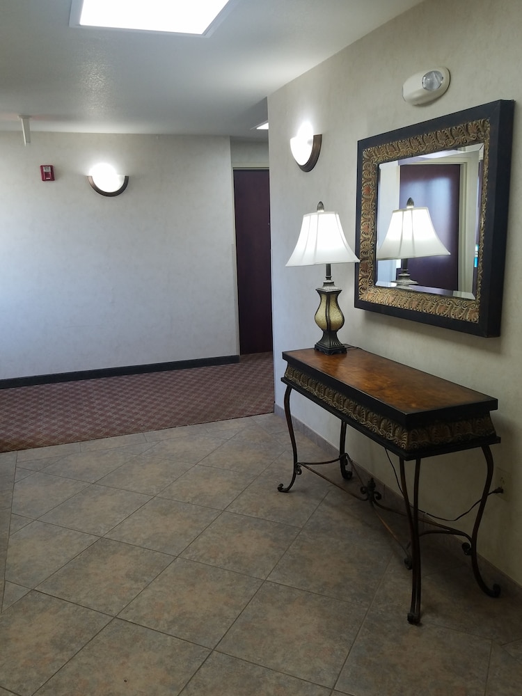 Hometown Hotel Bryant 32/33