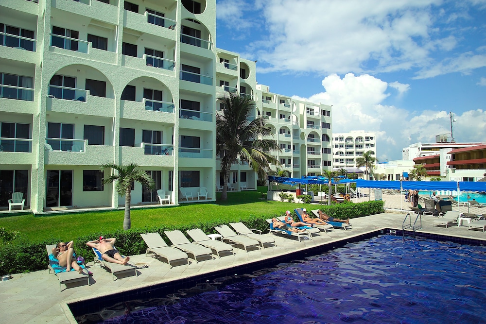 Aquamarina Beach Hotel Cancun 55/63