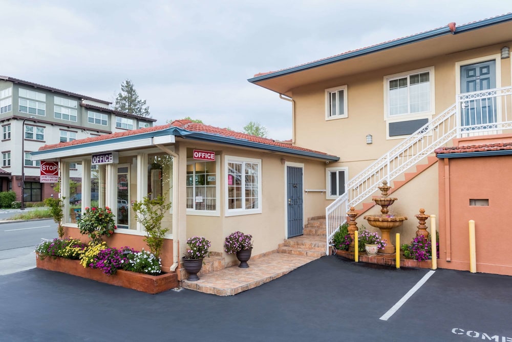 Howard Johnson By Wyndham Berkeley 1/17