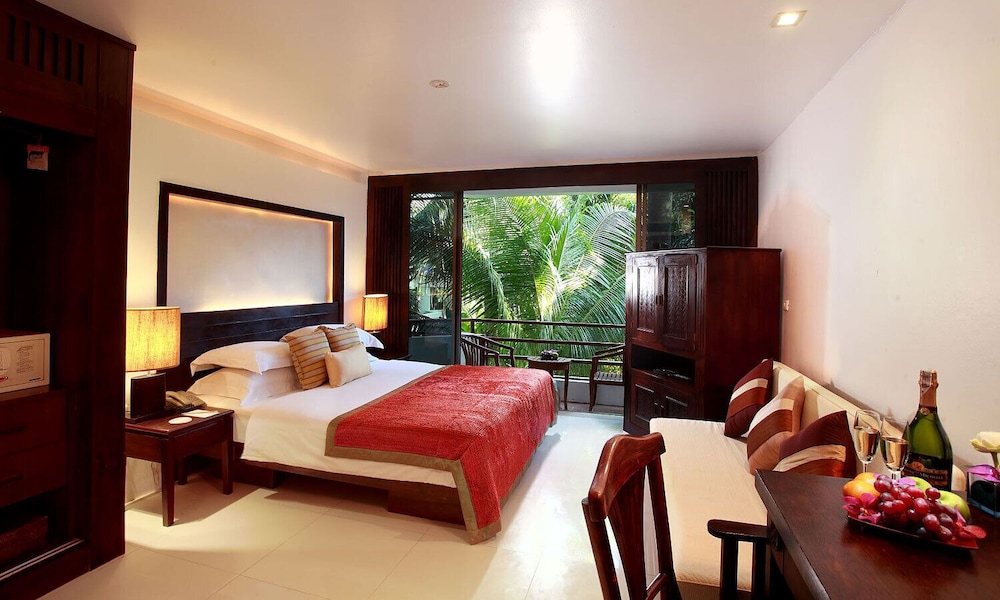 SAFARI BEACH HOTEL 7/48