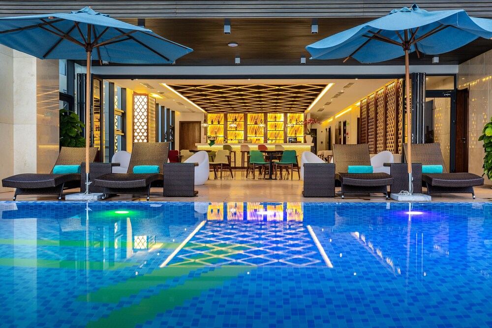 Maximilan Danang Beach Hotel 36/48