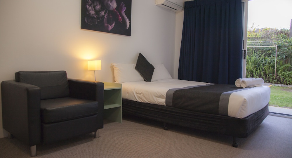 CHERMSIDE COURT MOTEL 14/25