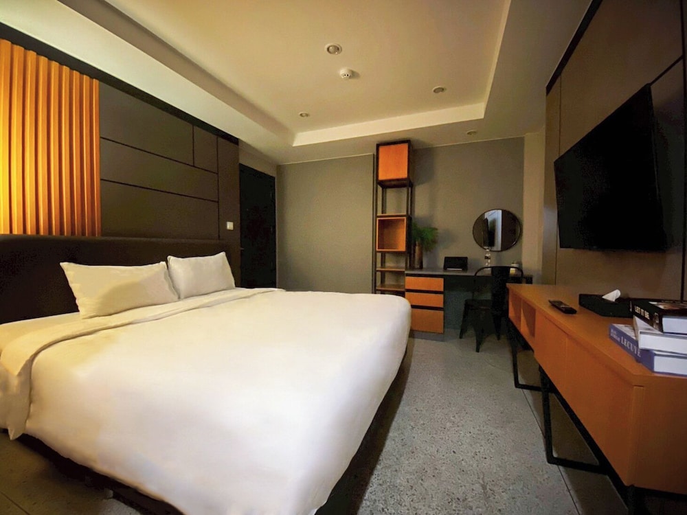 1 BEDROOM, JUNIOR, CITY VIEW