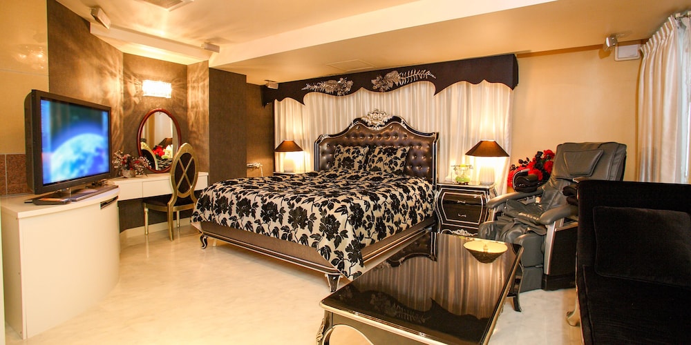 V Hotel - Adults Only 41/50