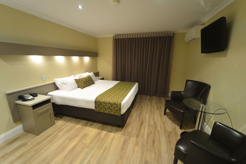 DELUXE, KING BED