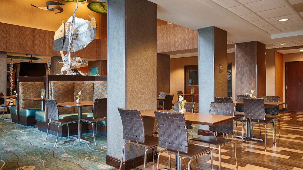 Best Western Plus Chain of Lakes Inn & Suites 4/32