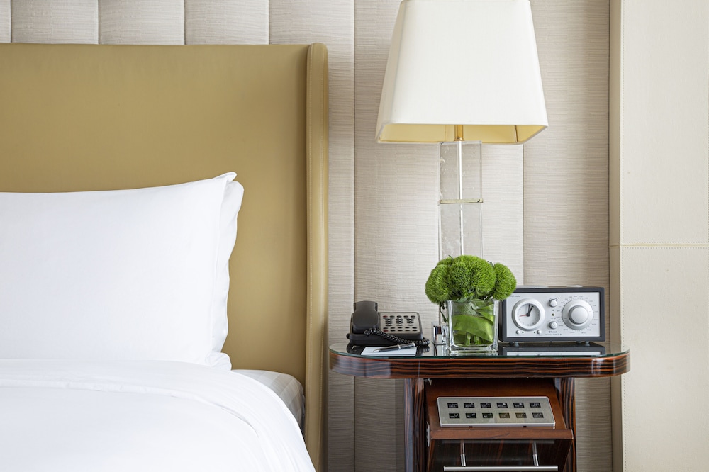 Ritz Carlton Financial Street 13/42