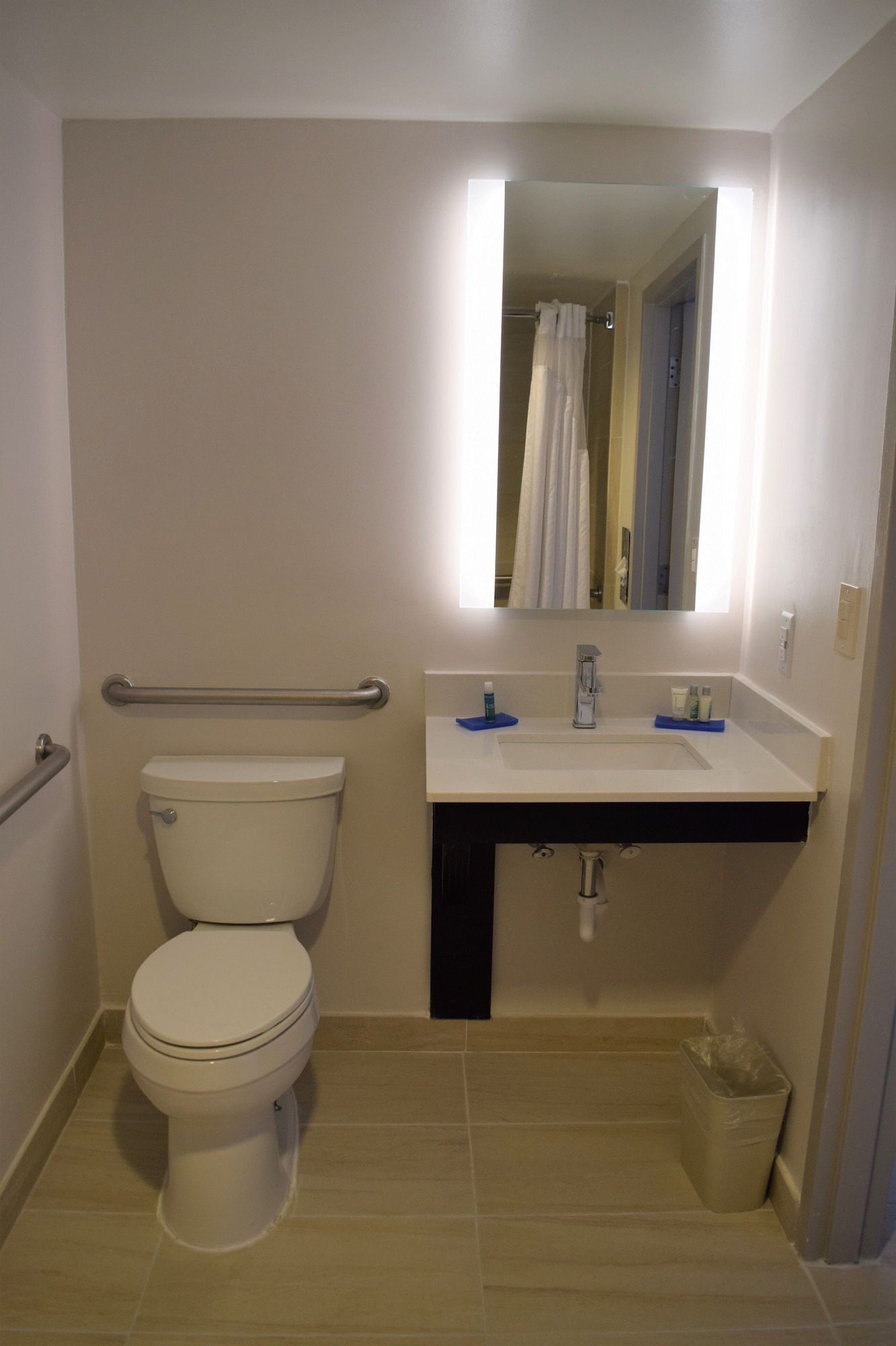 غرفة قياسية بسرير كوين بحوض استحمام لذوي الإعاقة، Holiday Inn Express Philadelphia Ne - Bensalem 6/7