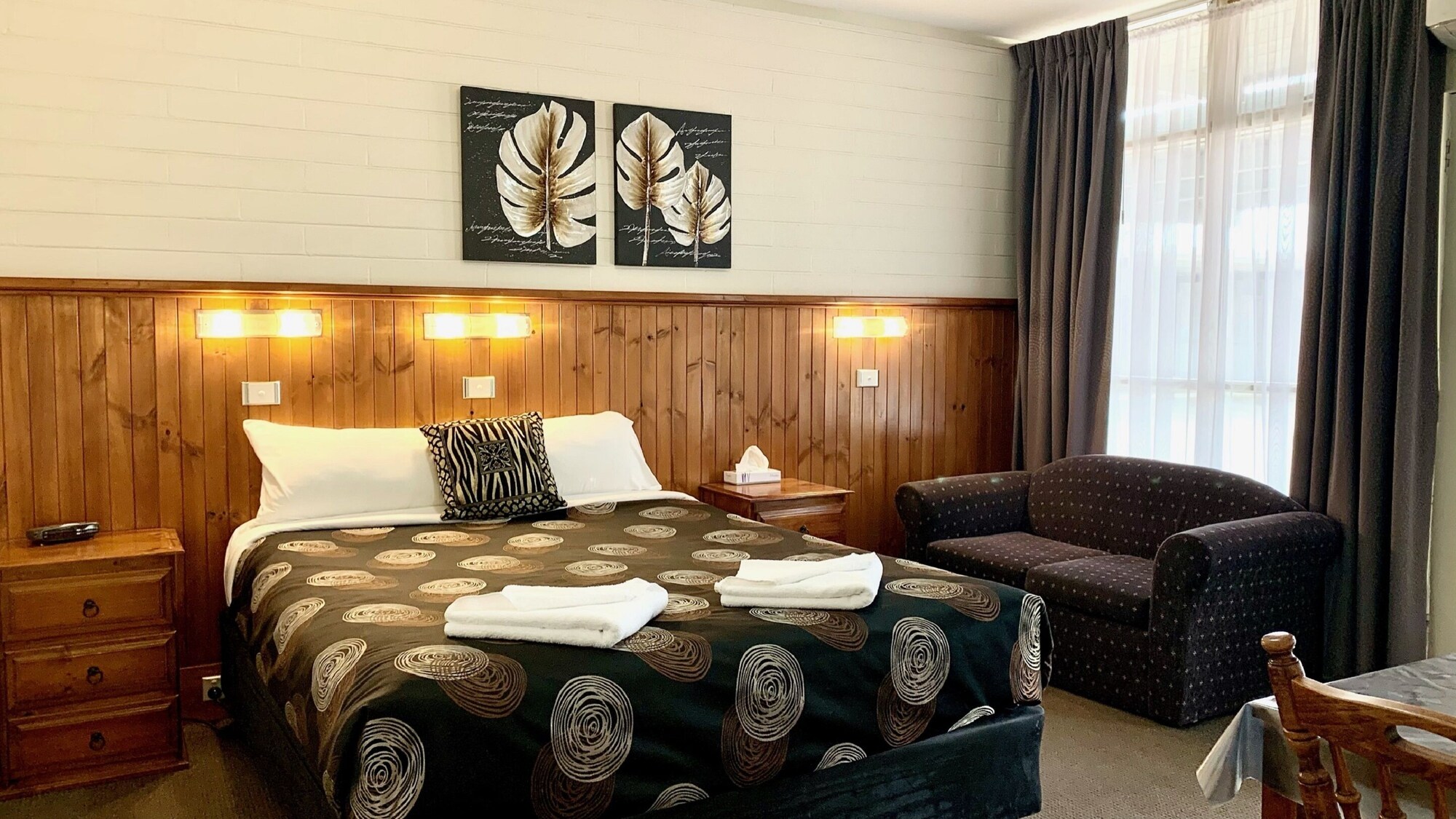 2 BEDROOMS, FAMILY SUITE, KITCHENETTE, GROUND FLOOR