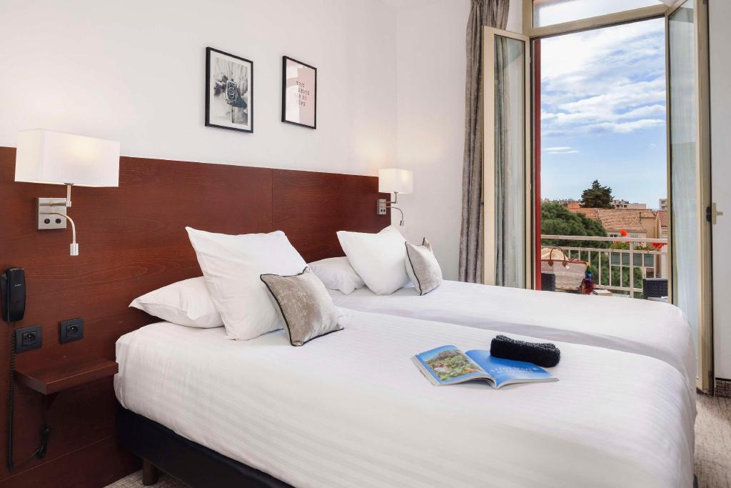 Deluxe, 1 Queen and 1 Single Bed, Queen Bed, Sea View