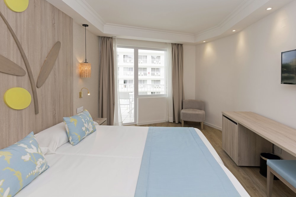 Room, 3 Beds, Balcony