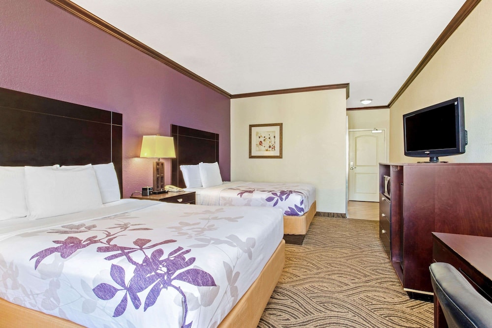 La Quinta Inn and Suites by Wyndham Ft. Worth - Burleson 12/53