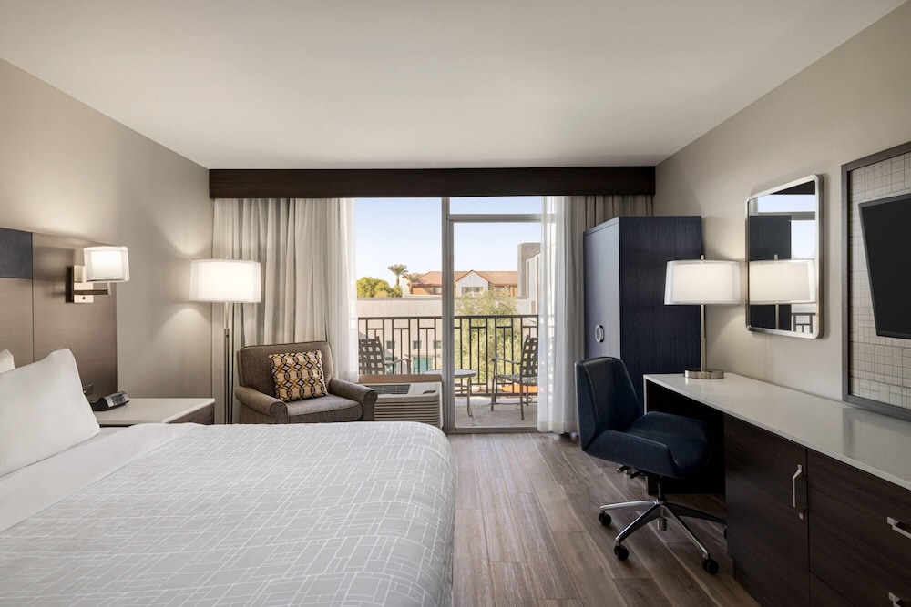 SUITE, KING BED, SOFA