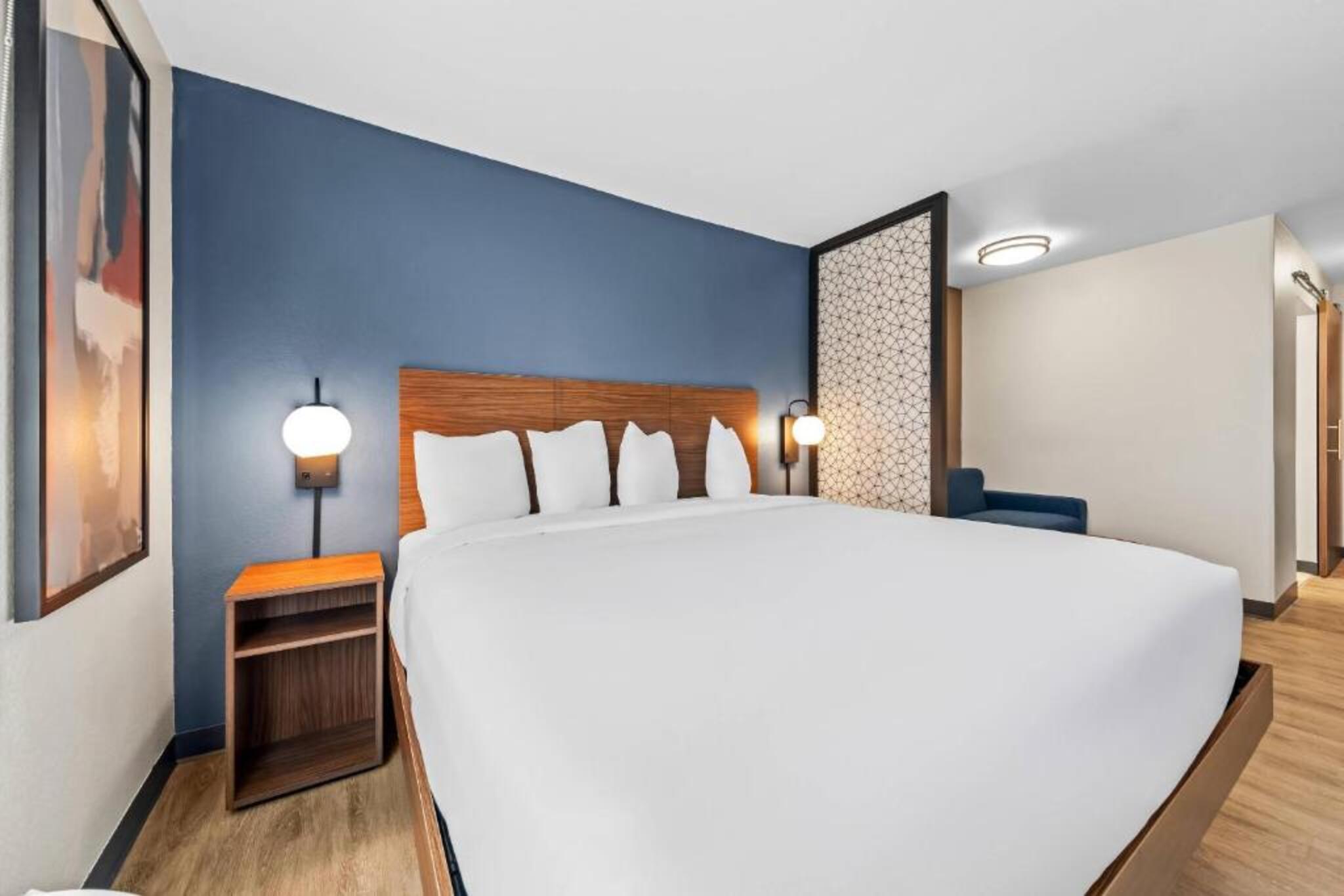 SUITE, KING BED