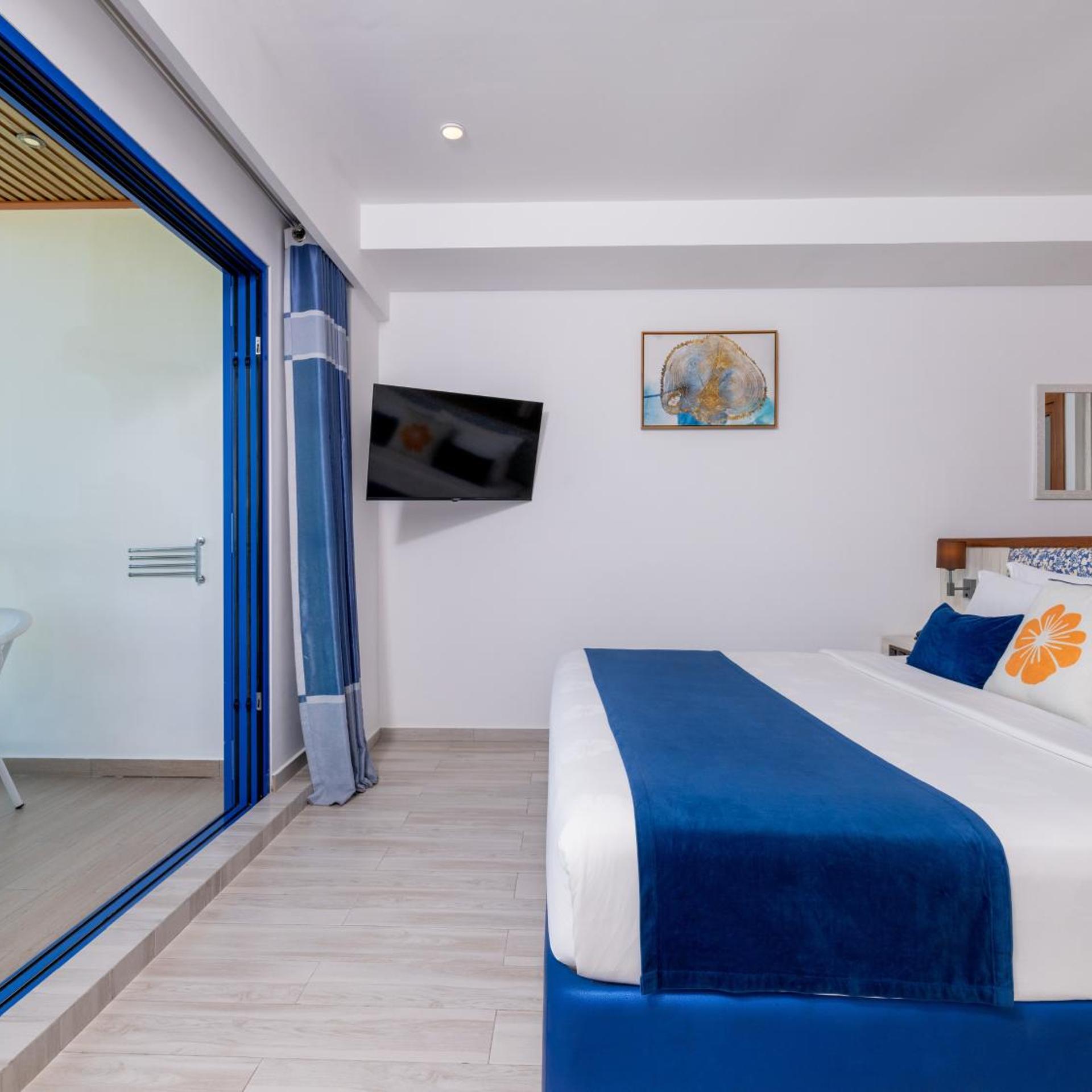 Deluxe Double Room Seaview with Balcony-Transfer Included, Kaani Palm Beach 4/6