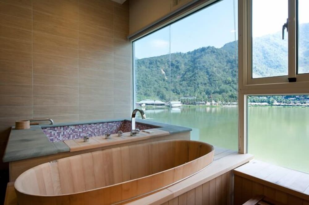 Lakeside Resort Hotel 24/50
