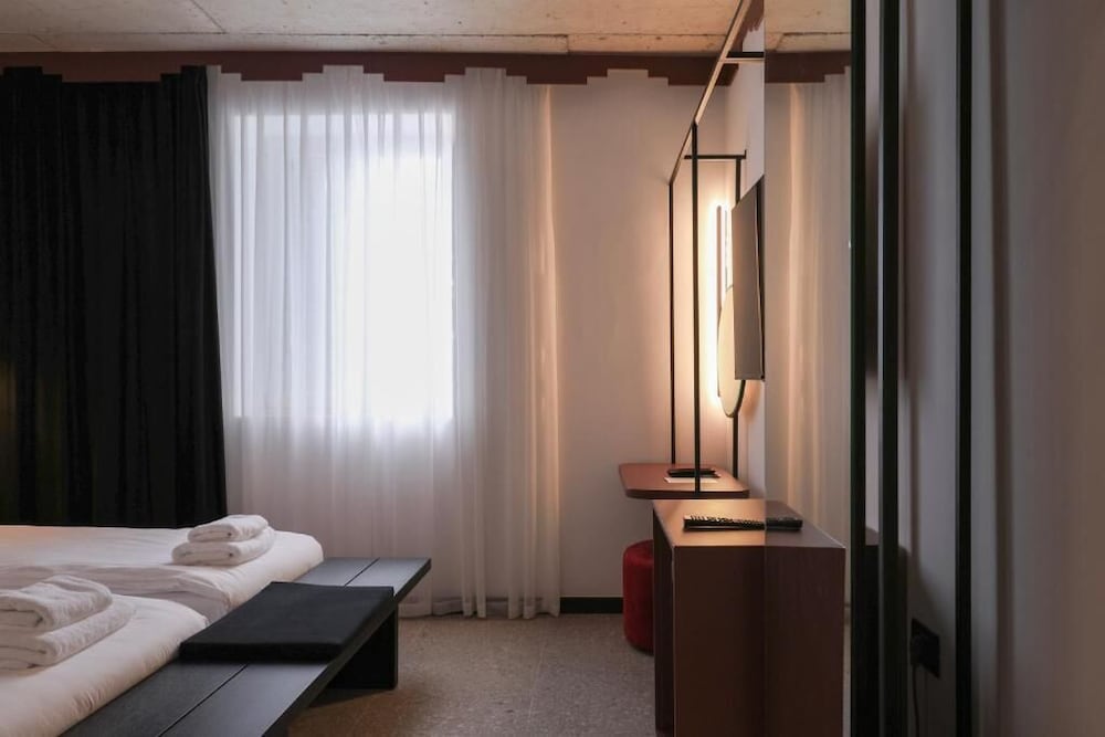 Bazaar Hotel 24/39