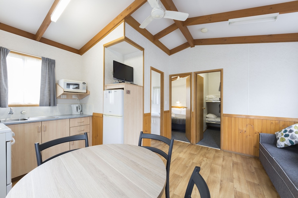 2 Bedrooms, Cabin, 1 Queen and 2 Bunk Beds