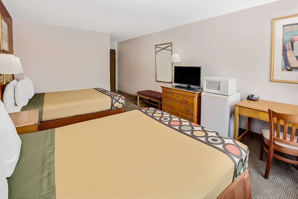 Super 8 by Wyndham Crystal Lake 5/21