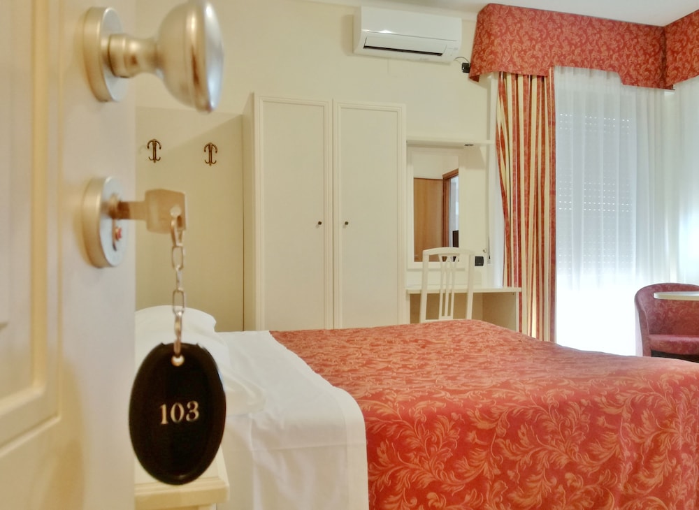 Gold Hotel 28/50