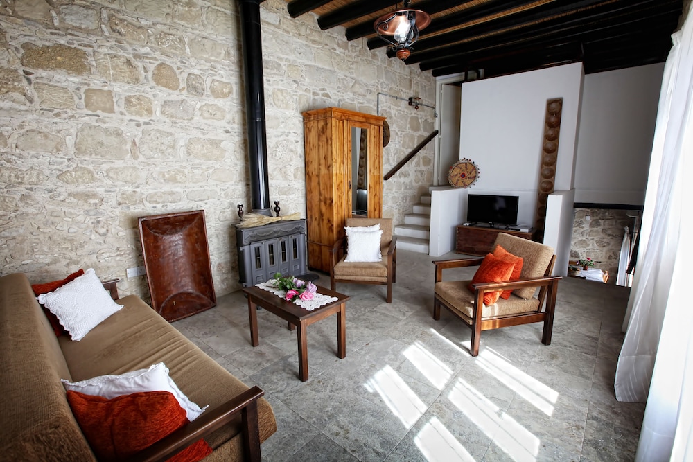 LEONIDAS VILLAGE HOUSES 18/45