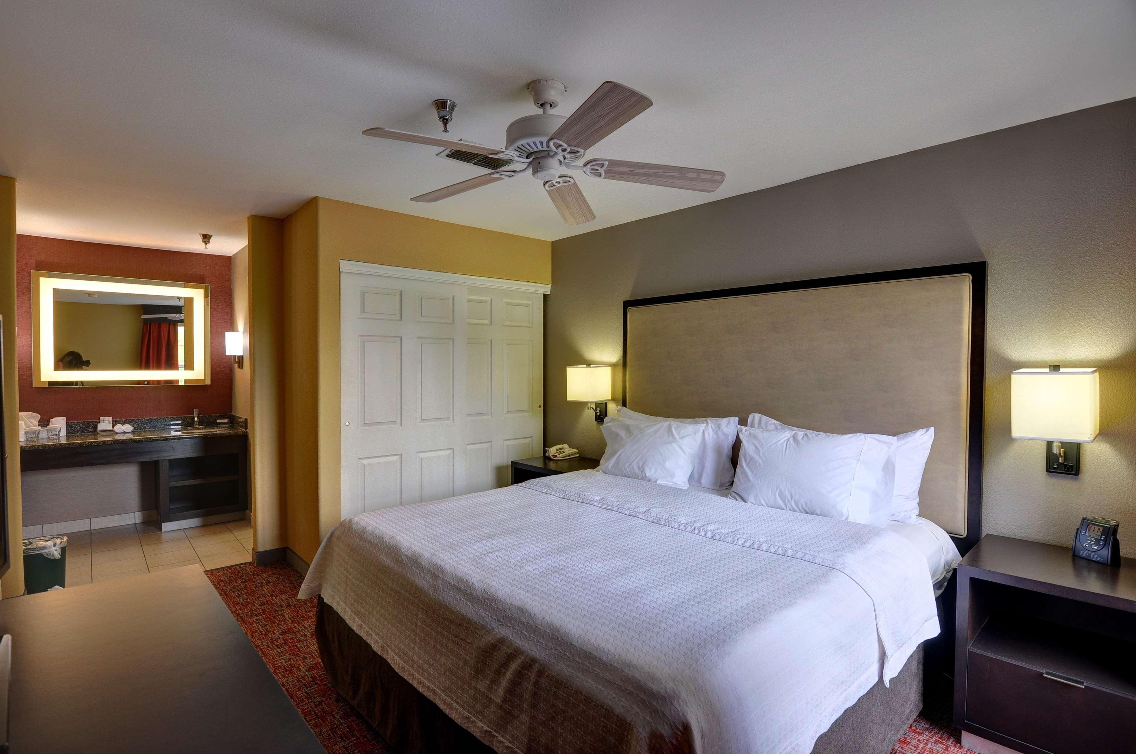 2 Bedrooms, Suite, King Bed, 2 Queen Beds, 2 Bathrooms
