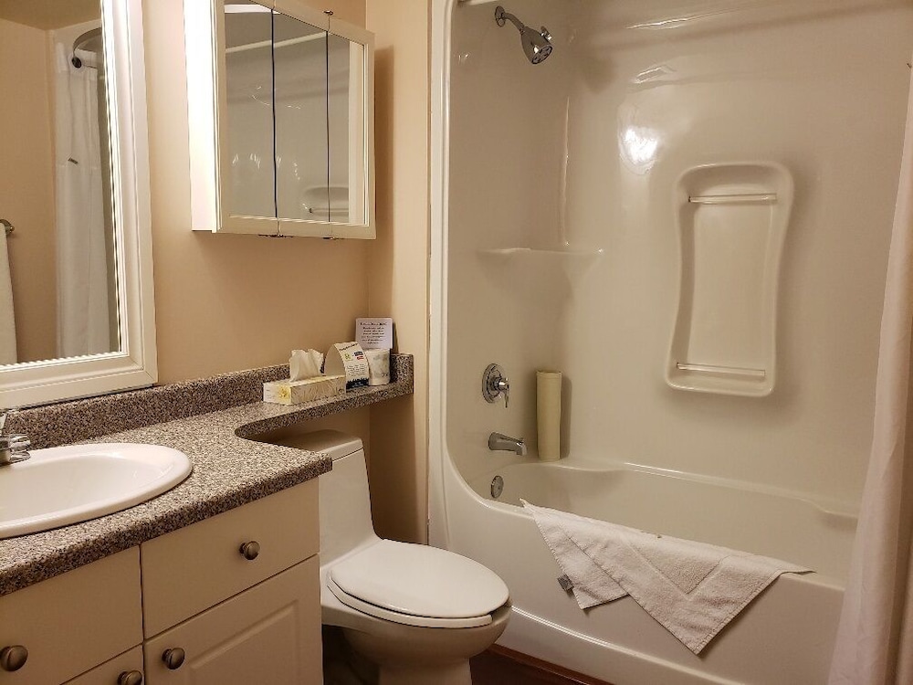 Travelodge By Wyndham Spruce Grove 7/50
