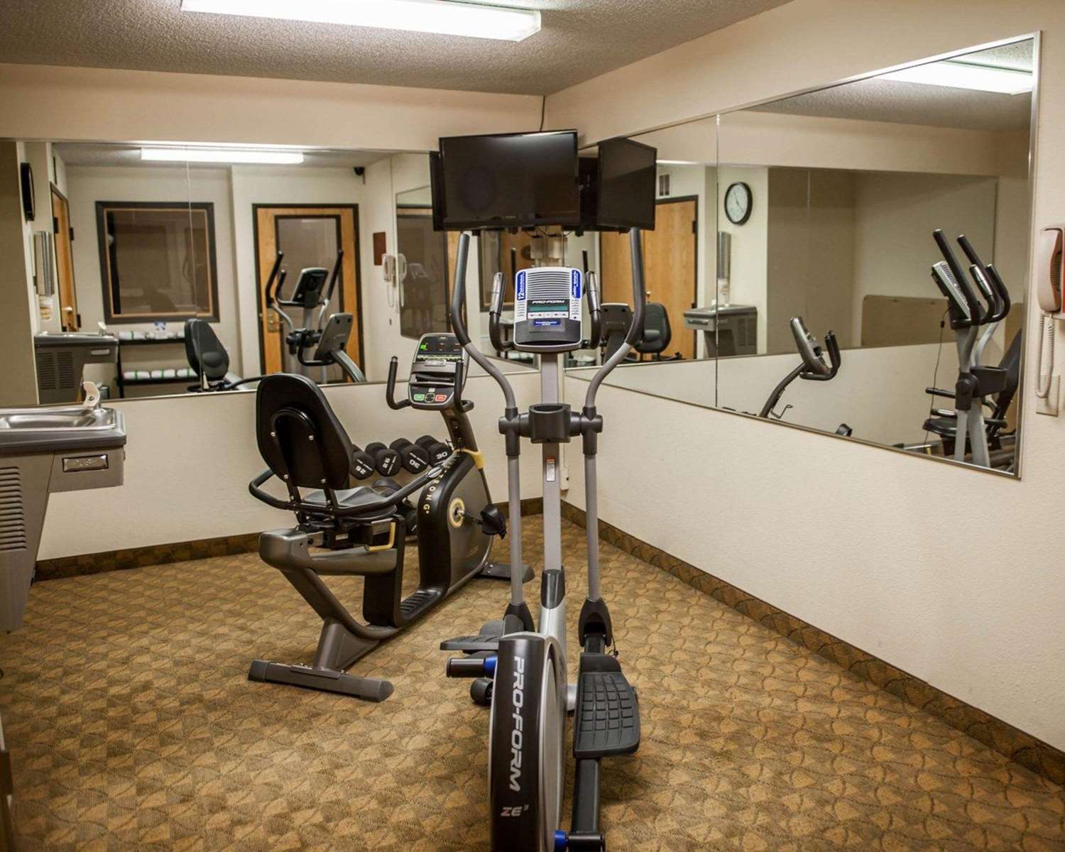 AmericInn by Wyndham Urbana Champaign University Area 2/5