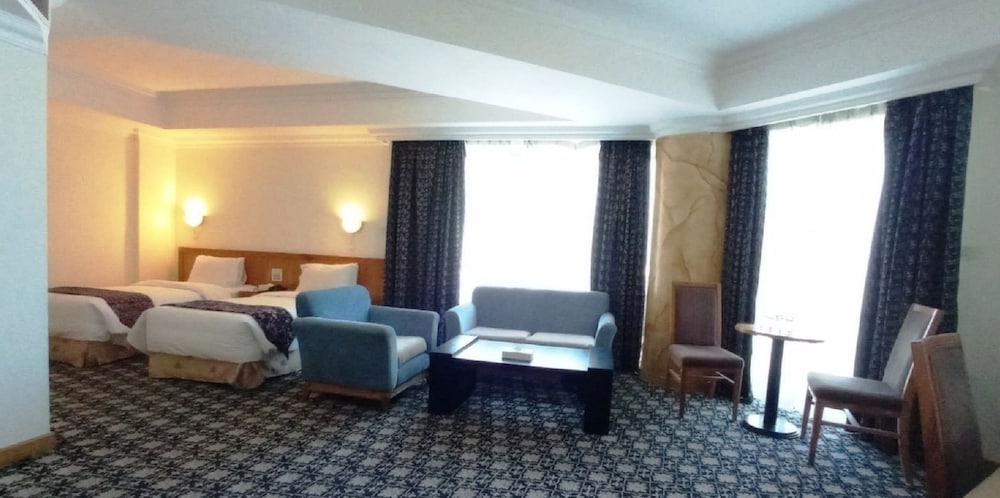 Phoenicia Tower Hotel 42/67