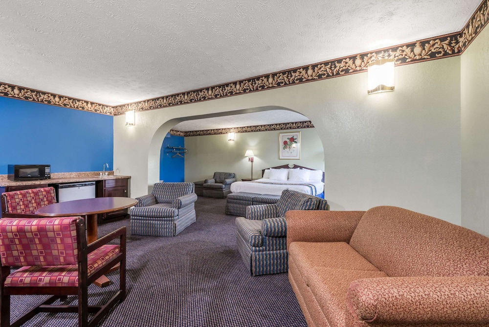 Days Inn & Suites by Wyndham Youngstown / Girard Ohio 29/39