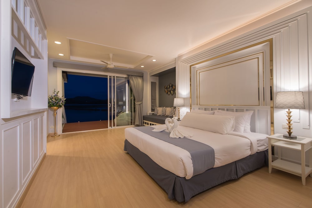 Island, Suite, King Bed, Sofa, Hot Tub