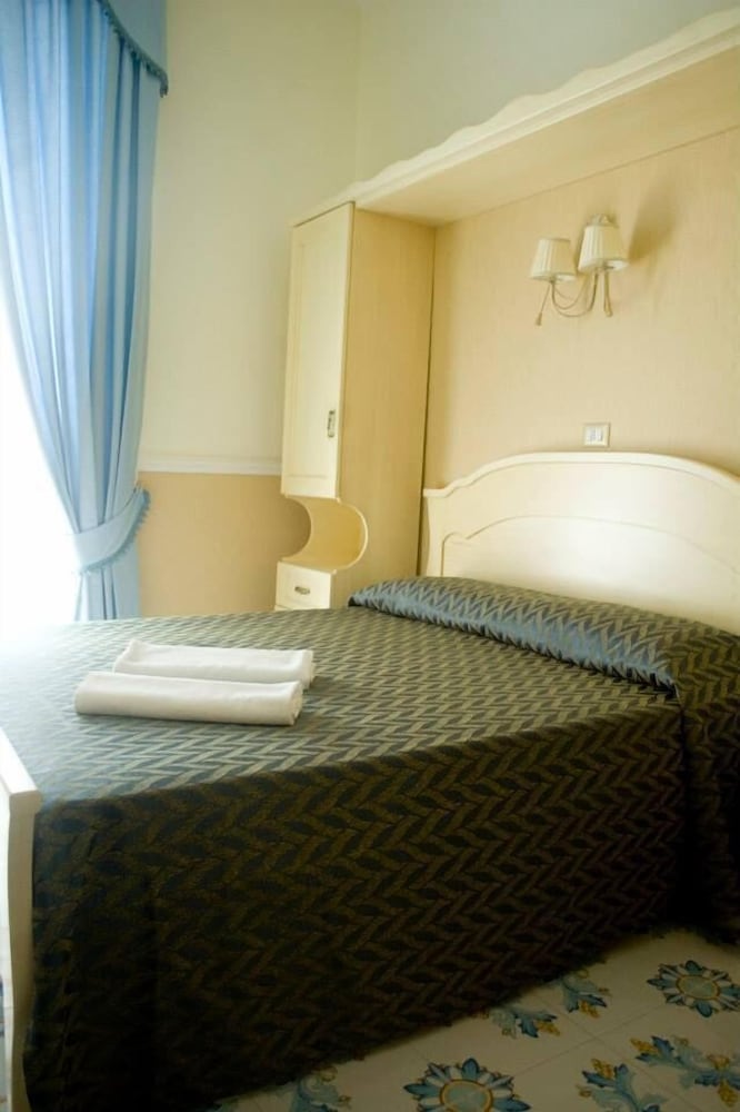 ROOM, QUEEN BED, CITY VIEW