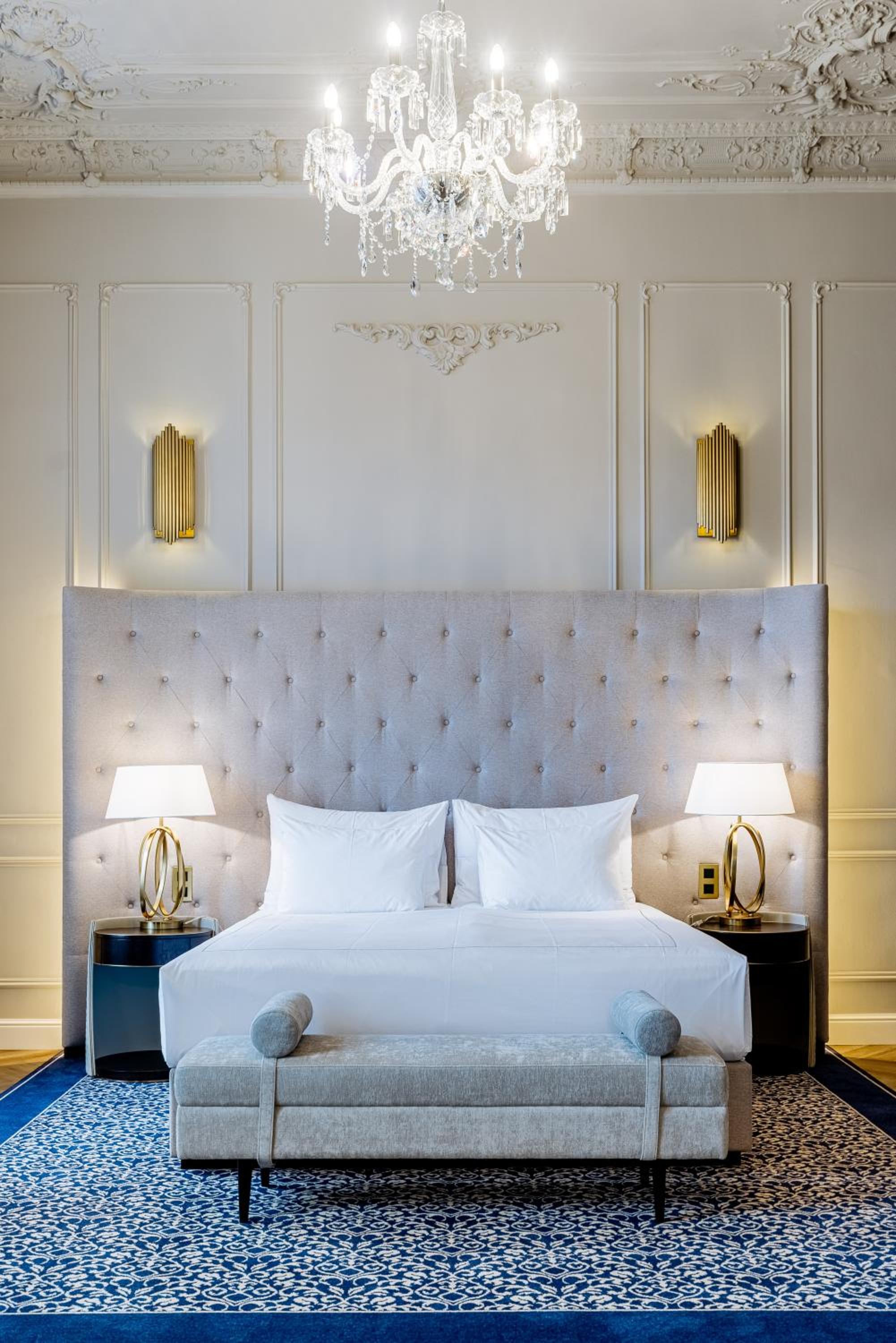 Classic, Suite, Queen Bed, Riverside, Front View