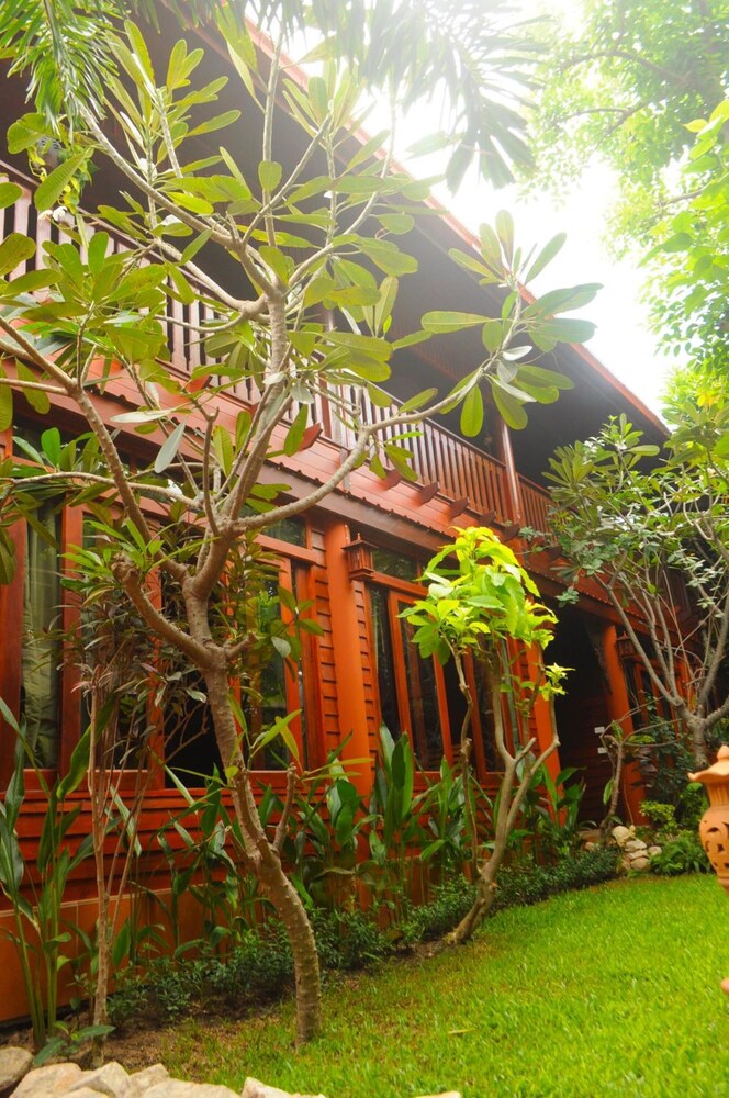 Ruen Kanok Thai House 27/33