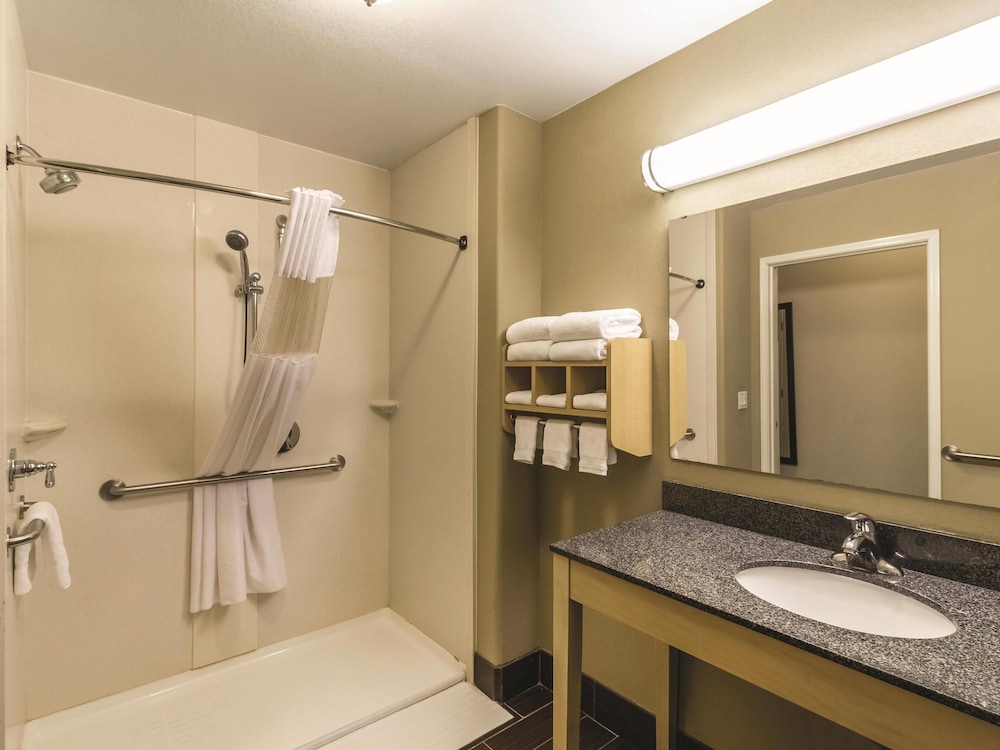 La Quinta Inn & Suites by Wyndham Fargo-Medical Center 58/60