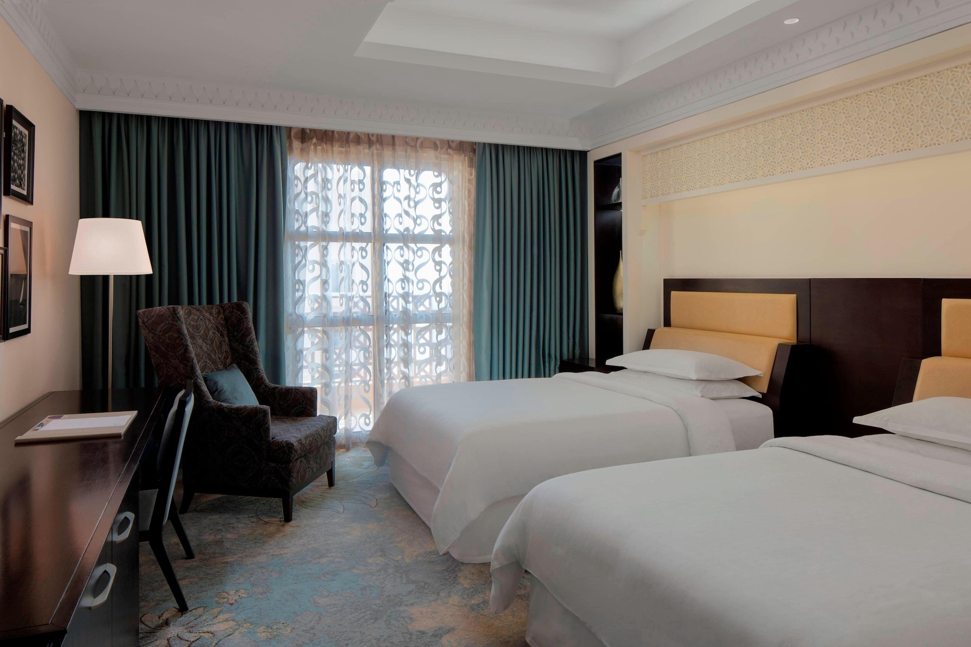 غرفة ديلوكس بسريرين مزدوجين، Sheraton Sharjah Beach Resort Spa 3/10