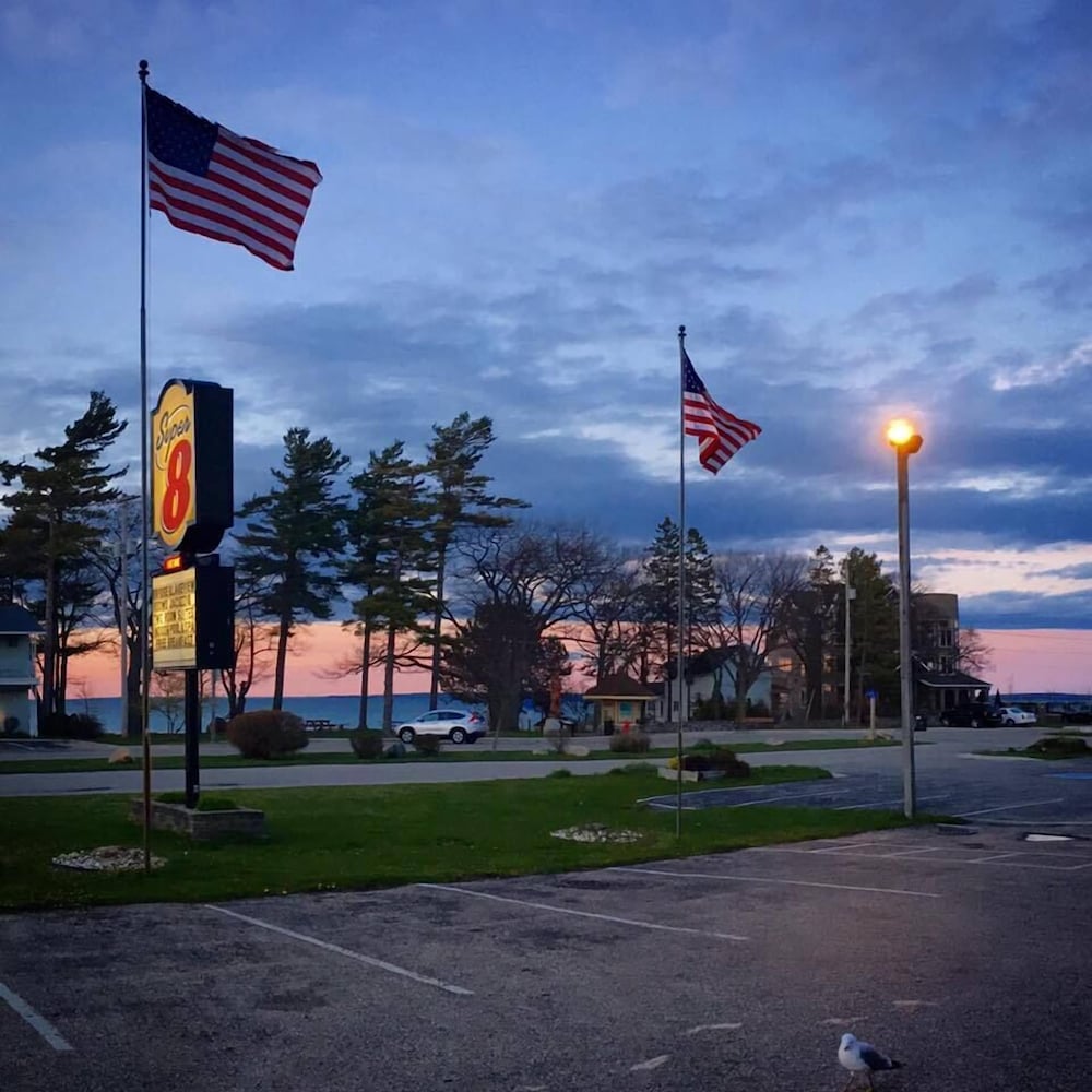 Super 8 By Wyndham Bridgeview Of Mackinaw City 25/27