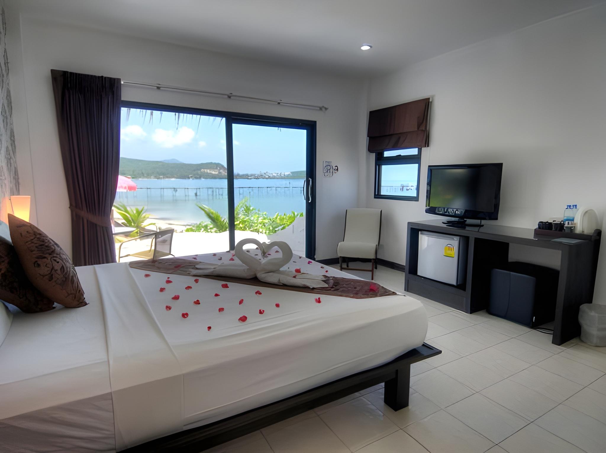Deluxe, Beach Front