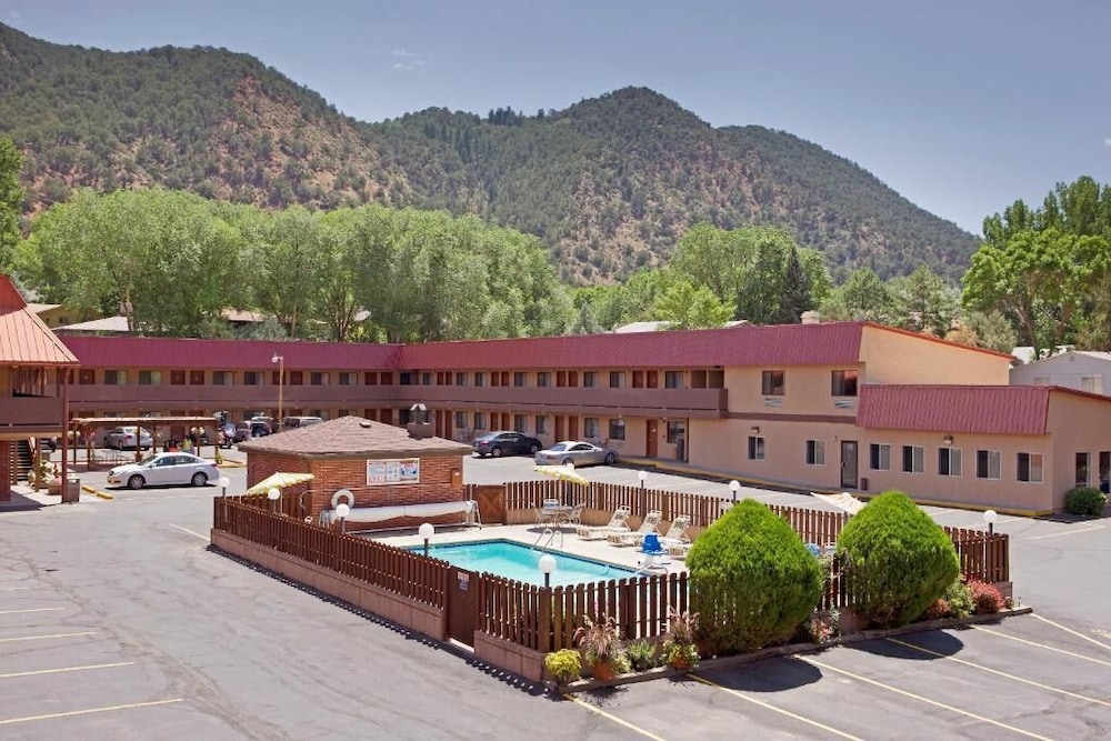 Glenwood Springs Cedar Lodge 2/48