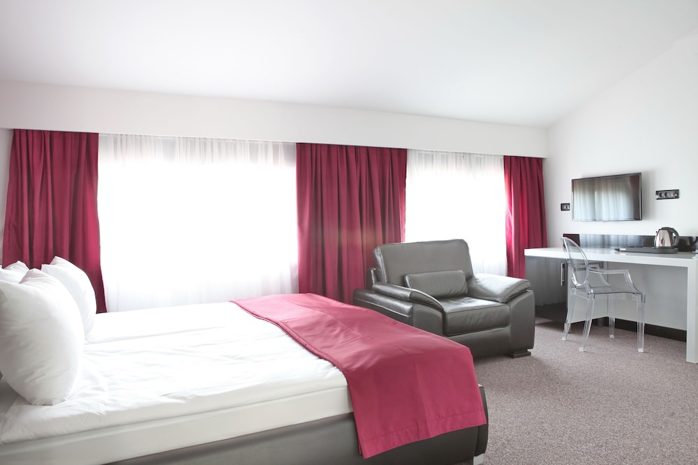 NOVA CITY HOTEL SIGNATURE COLLECTION 11/50