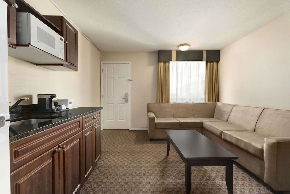 Travelodge By Wyndham Kamloops Mountview 45/69