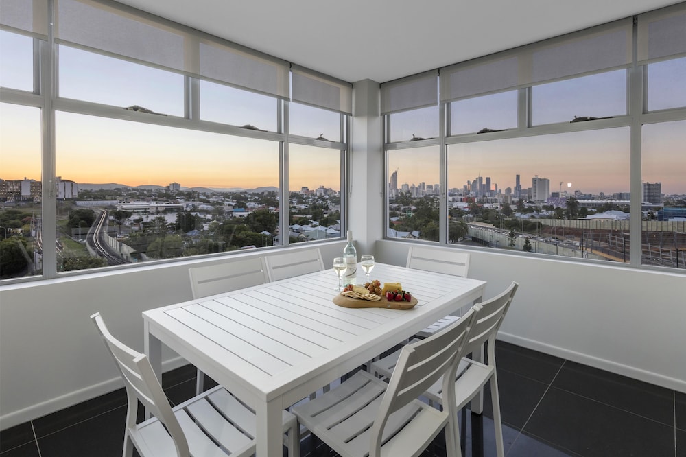 Oaks Brisbane Woolloongabba Suites 50/73
