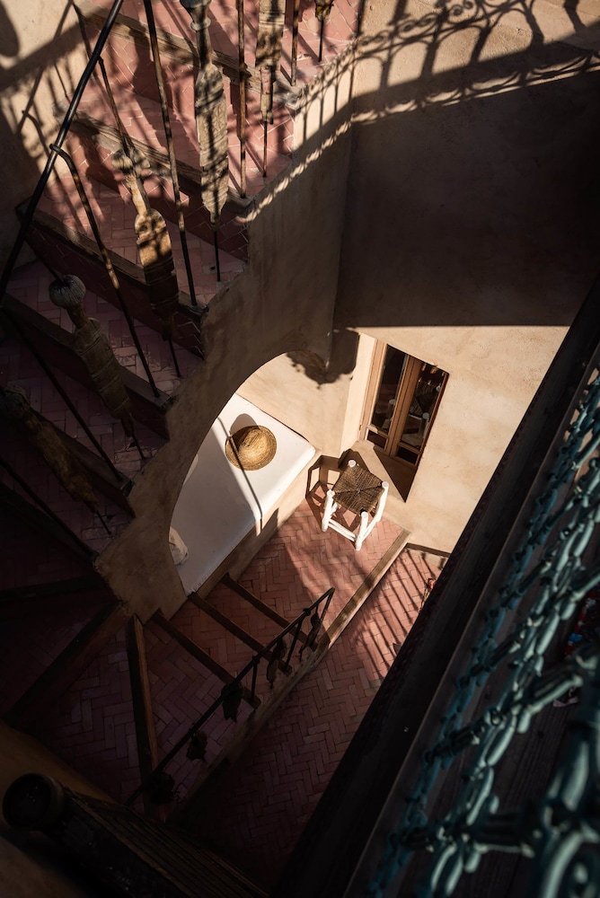 Riad Kbour & Chou 41/50